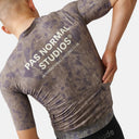 Jersey de ciclismo Velo Store Mx Pas Normal Studios Solitude Late Drop con estampado gris y bolsillos traseros.