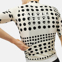 Jersey de ciclismo Velo Store Mx Pas Normal Studios Essential en color Dot Bone con patrón de puntos y bolsillos traseros