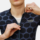 Ciclista con jersey Pas Normal Studios Essential Dot Dark Navy, ajuste cómodo y cremallera YKK en Velo Store Mx