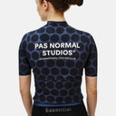 Vista trasera del jersey de ciclismo Pas Normal Studios Essential Light para mujer en azul marino con estampado de puntos