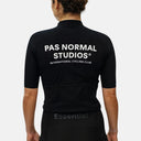 Vista trasera del jersey de ciclismo negro Pas Normal Studios Essential para mujer con logo blanco en la espalda
