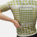Jersey de ciclismo Velo Store Mx Pas Normal Studios con estampado de puntos verdes sobre fondo beige y bolsillos traseros