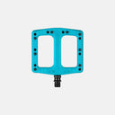 Pedal de MTB Deity Deftrap color turquesa con cuerpo de nailon y fibra de vidrio, disponible en Velo Store Mx.
