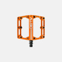 Pedales de plataforma Velo Store Mx Deity Black Kat en color naranja, fabricados en aluminio mecanizado CNC.