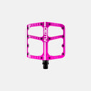 Pedales de MTB Deity Flat Trak en color rosa vibrante, fabricados en aluminio mecanizado con pines de agarre.