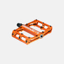 Pedales de plataforma Deity Black Kat naranjas de aluminio mecanizado CNC para MTB disponibles en Velo Store Mx