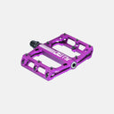Pedales de plataforma para MTB Deity Black Kat en color morado anodizado con cuerpo cóncavo de Velo Store Mx