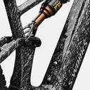 Detalle del cuadro de carbono Velo Store Mx S-Works Turbo Levo R con acabado moteado y amortiguador FOX Float Factory