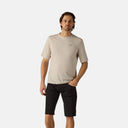 Ciclista masculino vistiendo short negro Velocio ACCESS de Velo Store Mx con camiseta técnica beige