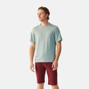Ciclista vistiendo short Velocio Ultralight color vino y playera técnica verde claro de Velo Store Mx