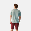 Ciclista de espaldas vistiendo camiseta técnica verde y short deportivo color vino de Velo Store Mx