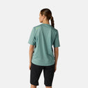 Ciclista de espaldas vistiendo short negro Velocio Ultralight Trail y camiseta técnica verde en Velo Store Mx