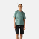 Modelo vistiendo short negro Velocio Ultralight Trail de Velo Store Mx con camiseta técnica verde en estudio