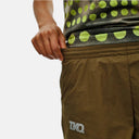Shorts de ciclismo Velo Store Mx Pas Normal Studios T.K.O. Balance en color Dark Stone con cintura elástica