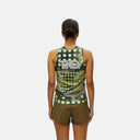 Vista trasera de mujer vistiendo shorts Velo Store Mx Dark Stone y camiseta técnica con estampado de puntos TKO