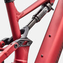 Detalle del cuadro de aleación rojo y amortiguador Marzocchi Bomber Inline en la bicicleta eléctrica Velo Store Mx Specialized Turbo Levo 4