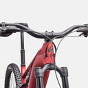 Vista frontal del manillar y cuadro rojo de la bicicleta eléctrica de montaña Velo Store Mx Specialized Turbo Levo 4