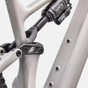 Detalle del amortiguador Fox Float X Genie en el cuadro de carbono de la bicicleta eléctrica Velo Store Mx Specialized Turbo Levo 4