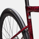 Detalle del cuadro de carbono rojo con acabado texturizado de la bicicleta Velo Store Mx S-Works Tarmac SL8