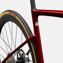 Detalle del cuadro de carbono rojo de la bicicleta Velo Store Mx S-Works Tarmac SL9 con rueda Roval y neumático Cotton