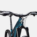 Vista frontal del manillar y cuadro de la bicicleta eléctrica Velo Store Mx Turbo Levo 4 Comp Alloy en color azul metalizado