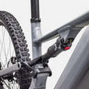 Detalle del amortiguador trasero Marzocchi Bomber Inline en el cuadro de aleación gris de la Velo Store Mx Turbo Levo 4