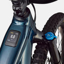 Detalle del cuadro azul metalizado Gloss Deep Lake de la bicicleta eléctrica Velo Store Mx Turbo Levo 4 con display MasterMind T3