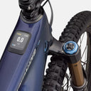 Detalle del cuadro de carbono y pantalla MasterMind T3 de la bicicleta eléctrica Velo Store Mx Turbo Levo Pro Carbon G4