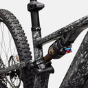 Detalle del cuadro de carbono Velo Store Mx S-Works Turbo Levo R con amortiguador FOX Float Factory y tija SRAM AXS
