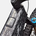 Detalle del cuadro de carbono Velo Store Mx S-Works Turbo Levo R con pantalla digital integrada en el tubo superior
